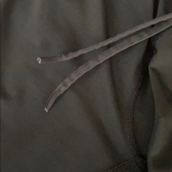 Lululemon men’s shorts lined with a 9 inch inseam - Picture 9 of 9